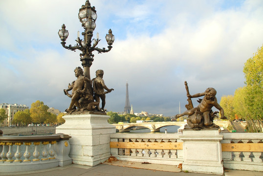 巴黎亚历山大三世桥小天使雕塑