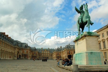凡尔赛宫广场上的路易十四雕像