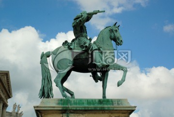 凡尔赛宫广场上的路易十四雕像