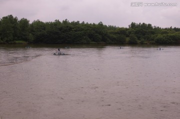 闷热夏季的鱼塘