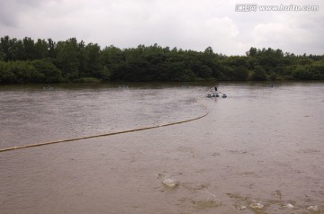 闷热夏季的鱼塘