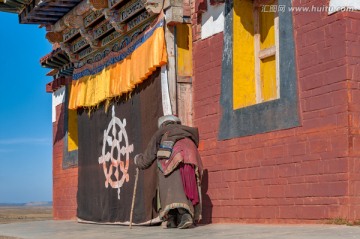 转经的藏族老人