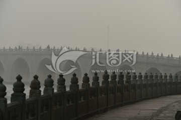 雾霾中的十七孔桥