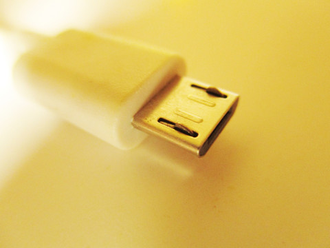 白色Micro USB插头