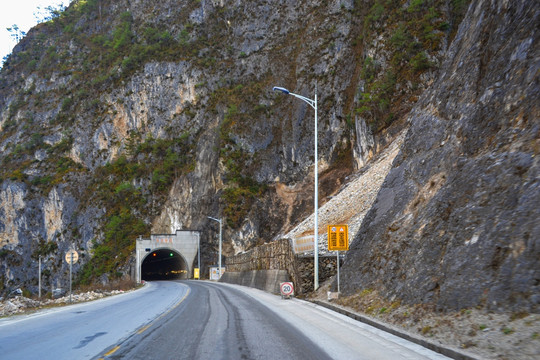 沿山公路 隧道