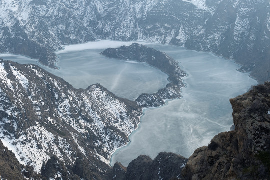 深山冰湖