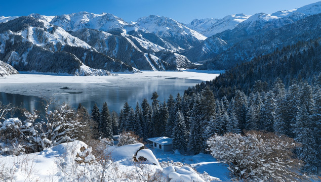 天山天池雪景