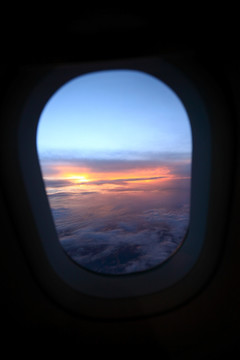 透过飞机窗户看晚霞