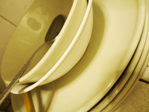 碗碟和勺筷 层叠的盘子