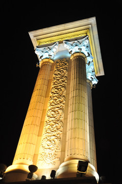 耸立的古典风格罗马柱