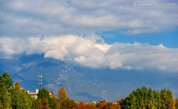 云绕玉龙雪山