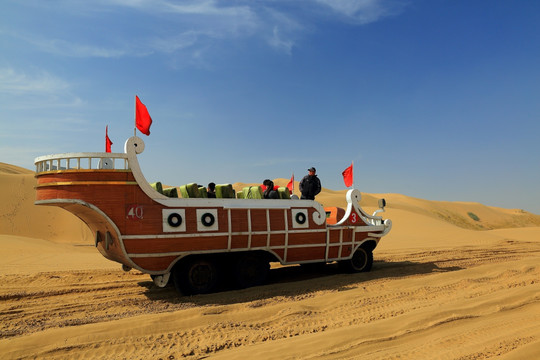 沙漠游览车