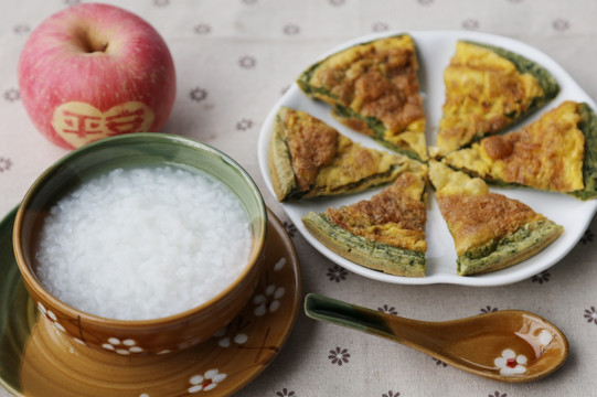营养早餐 菠菜饼 白粥 苹果