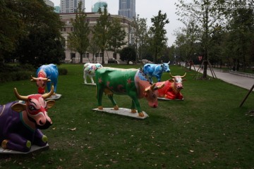 草地上的牛雕塑