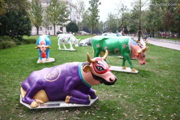 草地上的牛雕塑