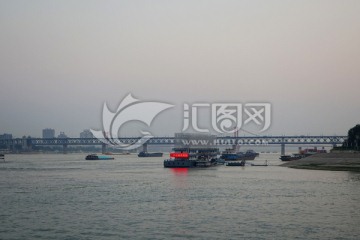 远眺长江大桥