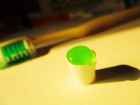 透明牙膏、牙膏盖和光影
