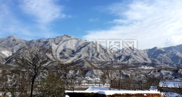 蓝天下的雪山