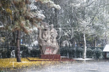 大雪中的高君宇石评梅雕像