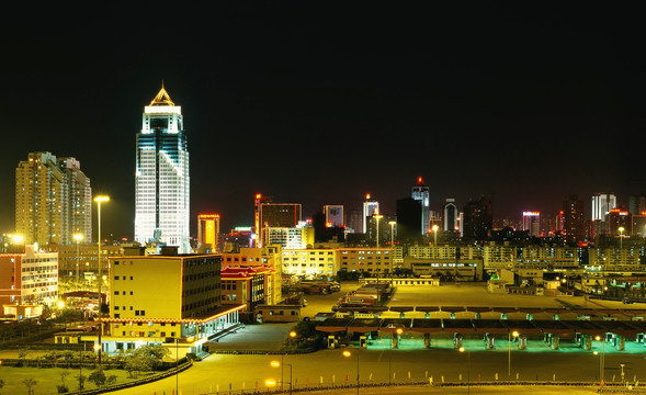 灯火辉煌的城市广场夜景