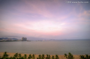 三亚湾清晨的朝霞