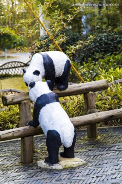 熊猫玩耍雕塑
