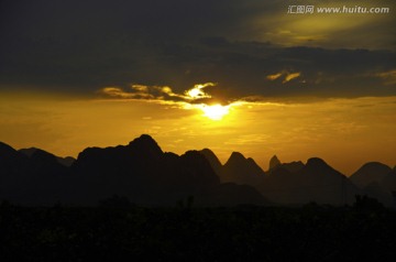 夕阳远山