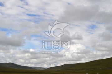 蓝天下的山脉