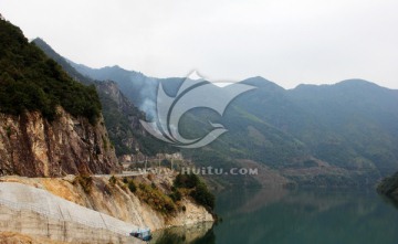 弯曲山路