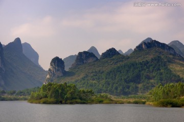 山峰湖泊