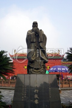 崇州文庙孔子广场上的孔子行教像