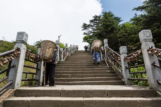 峨眉山背夫