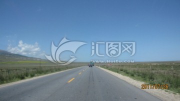 青海高原一望无际的公路
