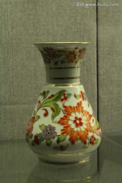 描金瓷花瓶