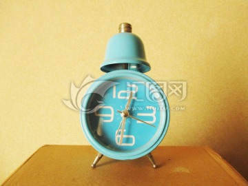 蓝色闹钟和米色墙面 蓝色时钟