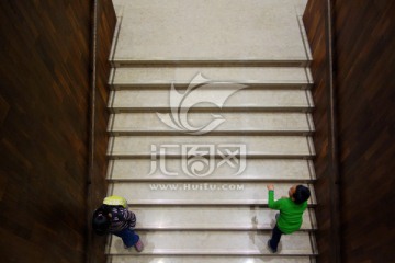 步行楼梯上的孩子