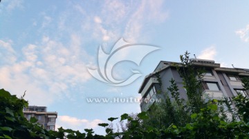 庭院上空的蓝天白云