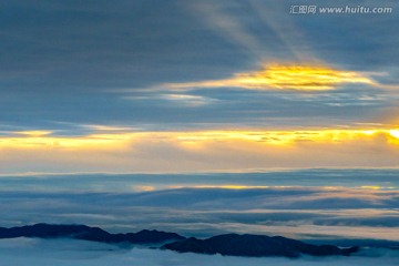 天空上的霞光