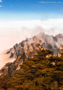 云雾缭绕的山峰