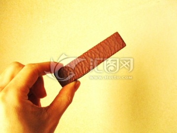 手持巧克力威化饼干 应用摄影