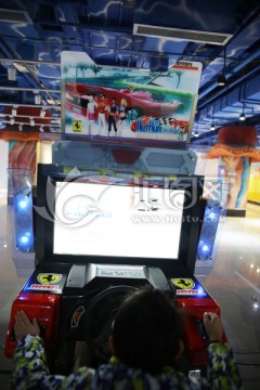 儿童玩游戏 电玩赛车