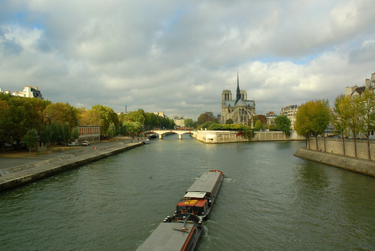 巴黎圣母院和塞纳河上的货船