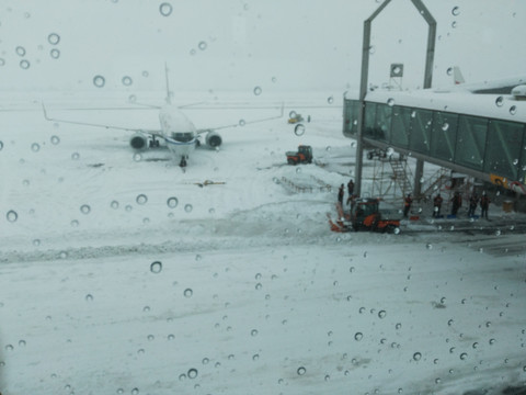 机场雨雪天