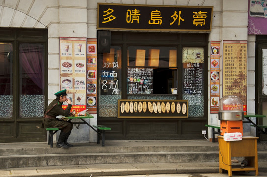 老上海街上的外国兵