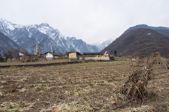 燕子沟村风景 雪山