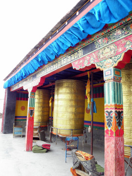 西藏苯波教寺庙转经筒