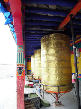 西藏苯波教寺庙转经筒