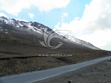 念青唐古拉山上的公路