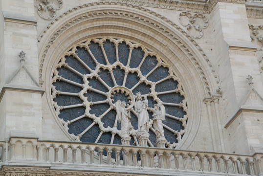 巴黎圣母院石质中棂窗户
