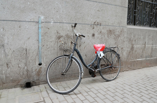 停在墙边的老式自行车